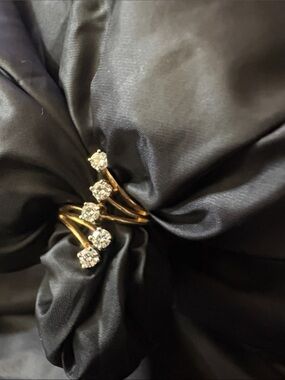 14kt Gold & 5 stone Moissanite Ring Pics don’t do it justice. So much color